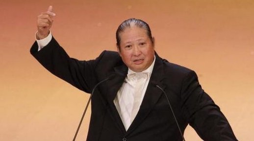 洪金宝不是说过，香港明星除了周星驰，其他人在向家面前，活的像只狗么