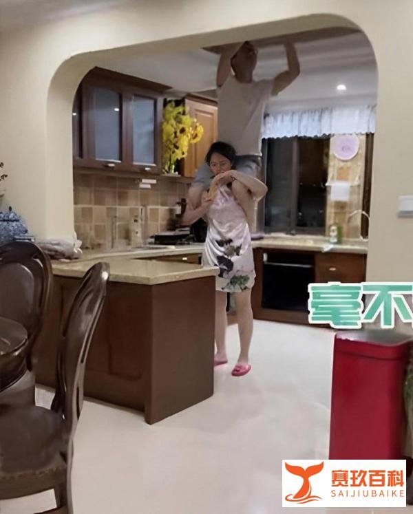 夫妻合作换灯泡妻子全程驮着丈夫，神情淡定悠闲吃零食，网友看懵