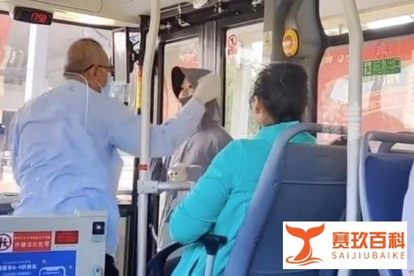 女子公交车强开前门下车,按开“应急按钮”,网友:太嚣张了吧!