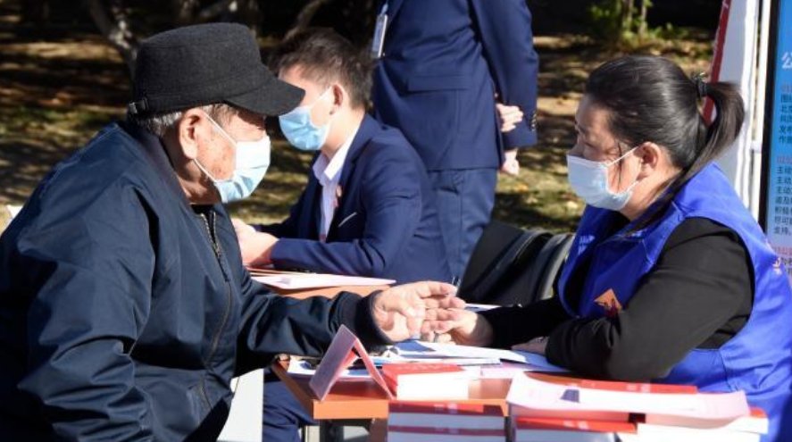 陕西蓝田通报老人被群嘲事件，该事件暴露出了哪些问题？