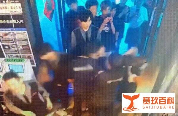 湖南长沙4女子在酒吧遭3男子骚扰，双方大打出手