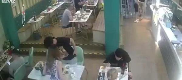 女店长回应遭男顾客三次咸猪手：当时忙于生意没有报警，目前警方已介入