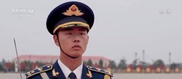 三军仪仗队练眼神迎风40秒不眨眼 这是咋情况？