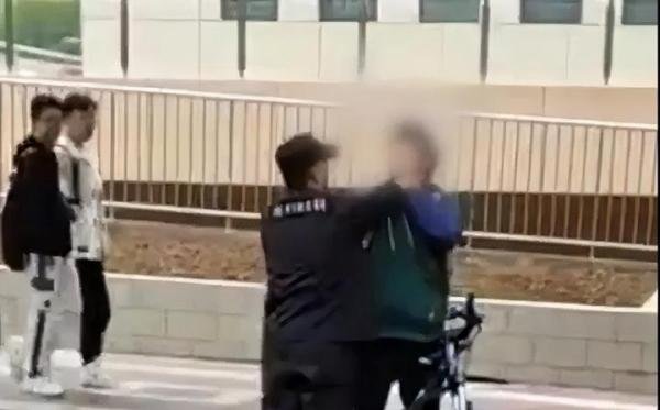 大学生骑车逆行被保安殴打！学校不问学生安危，扣车还要求他道歉