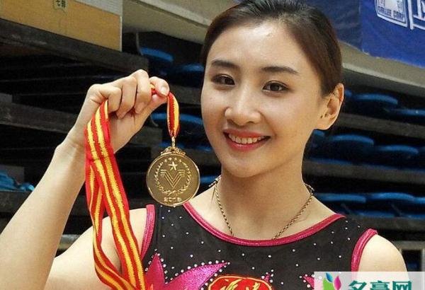 何雯娜男友是谁 何雯娜公布新恋情男友李辰资料背景曝光