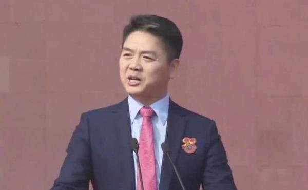 带着妻子频繁出现在英国的刘强东，半年7次出售京东股票