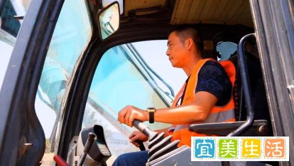 浙江“飞车侠”刘文忠，徒手拉停奔跑的失控大货车