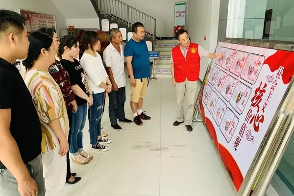 南京一市民在路边草丛捡到了北极狐，发现类似动物后，该如何处置呢？