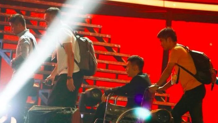 李荣浩受伤坐轮椅是怎么回事？