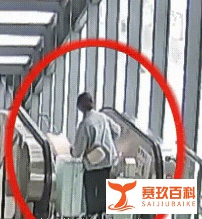 惊险一幕!女子用扶梯运送行李箱砸伤旅客,致其胳膊当场脱臼!