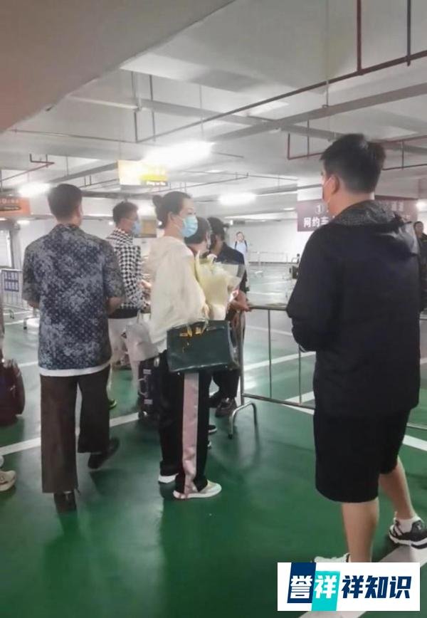 赵本山女儿今日大婚，马丽娟携儿子到达北京，拎爱马仕贵气满满