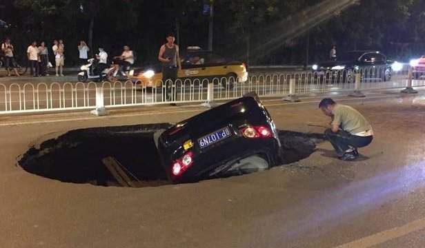 北京西二旗大街路面塌陷一辆车掉进去了？