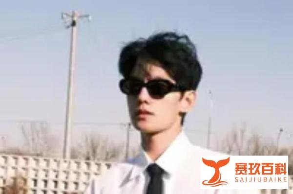 杨洋拄拐现身医院，旧伤复发引“粉丝心疼”!