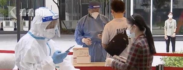 核酸采样员不香了？之前月入1.5万还招不到人，现在低薪还难上岗