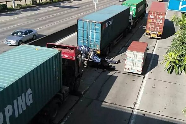教练车被货车砸扁,学员不幸身亡,身为教练,为何不懂得远离大货车?