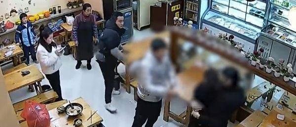 男子去饭店里要钱，嫌钱给得少，竟骚扰抚摸女顾客