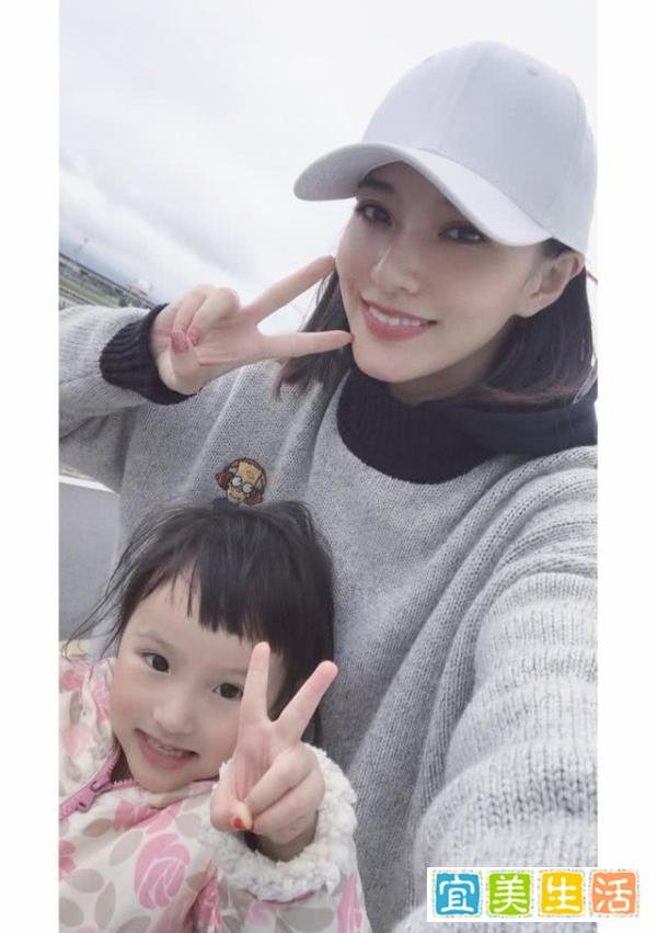 欧弟老婆独自带女儿，女儿越长越像周迅，热衷吃墨鱼汁，表情搞怪