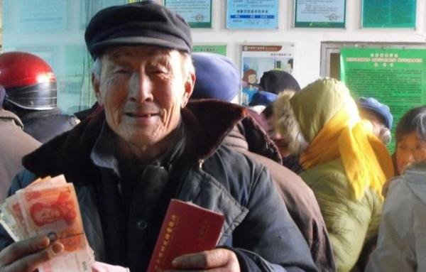 2022年，养老金将在6月进行上调，8类人多涨钱但不包括这3类人