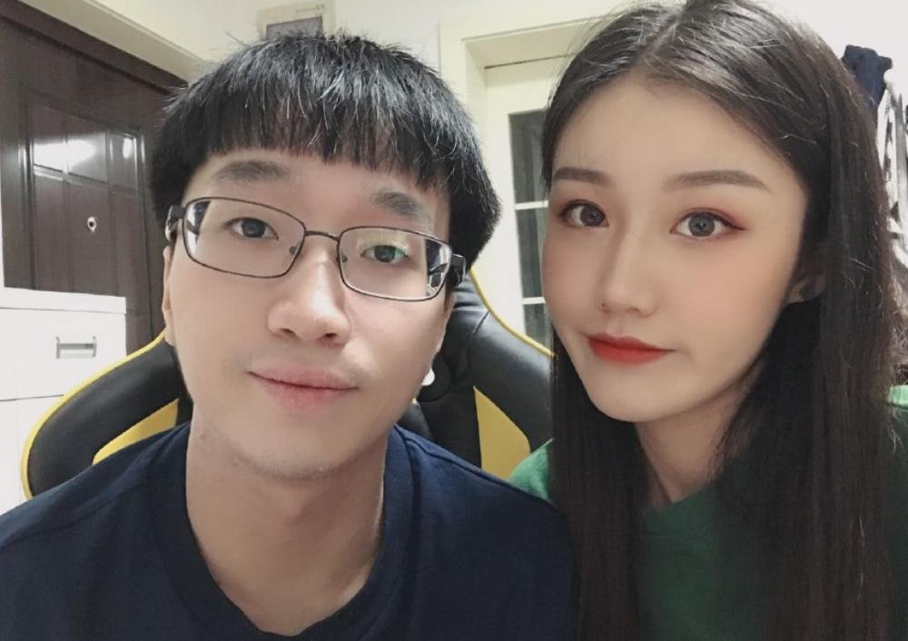 RNG现任教练Tabe和他的女友是如何走到一起的？