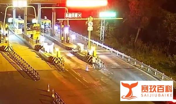 13岁男孩动手打妈妈，被爸爸丢在高速口