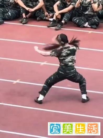 女生军训表演武术一声吼震慑全场!网友:太飒了!