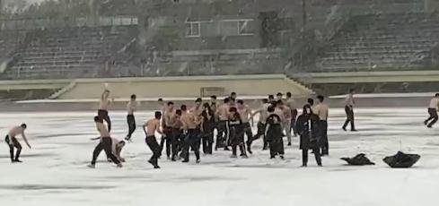 高校男生在雪中光膀子打雪仗，校方为何没有阻止？