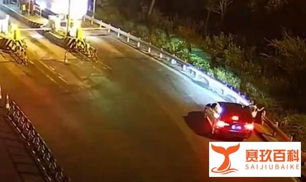 13岁男孩动手打妈妈，被爸爸丢在高速口