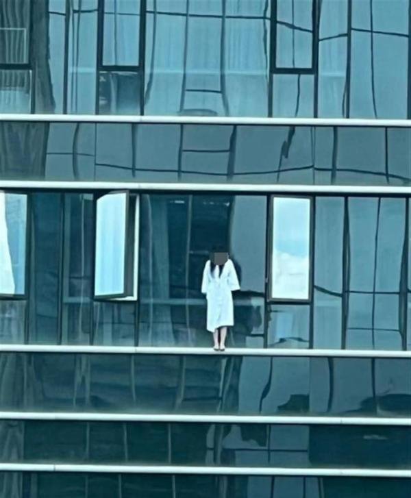 穿浴袍站楼外女生发声:会重新生活