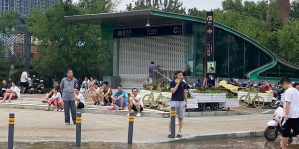 在车厢里给大家鼓劲儿的她 掉了队 这是咋情况？