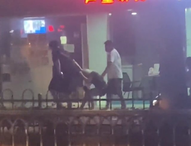 上海4男子深夜强拽1女子，警方调查背后的真相是什么？