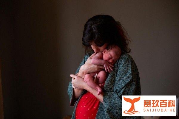 4个月女婴坠楼，父亲却拒绝治疗：黄奕、张歆艺的做法感动无数人