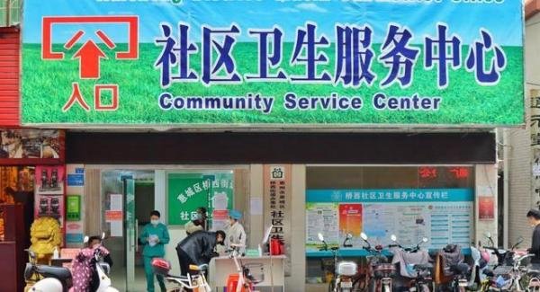 老人送医生钻石被拒后又送翡翠戒指，医生感动不已