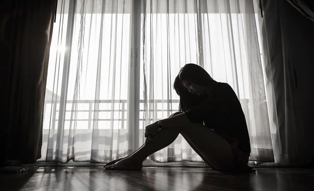 香港名媛抱5个月女儿自杀，为何会突然选择自杀？