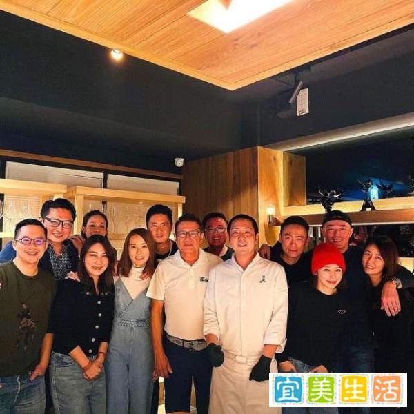 林心如与闺蜜开心聚会，霍建华紧挨妻子笑开颜，夫妻感情好