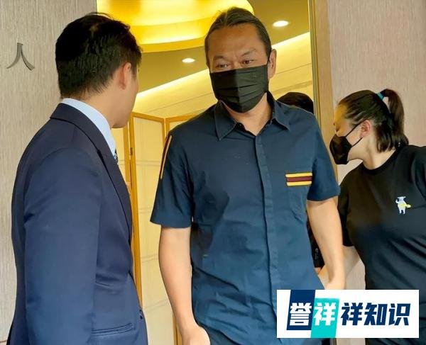51岁曾宝仪和男友现身灵堂,同居19年未婚未育,男友头发都白了