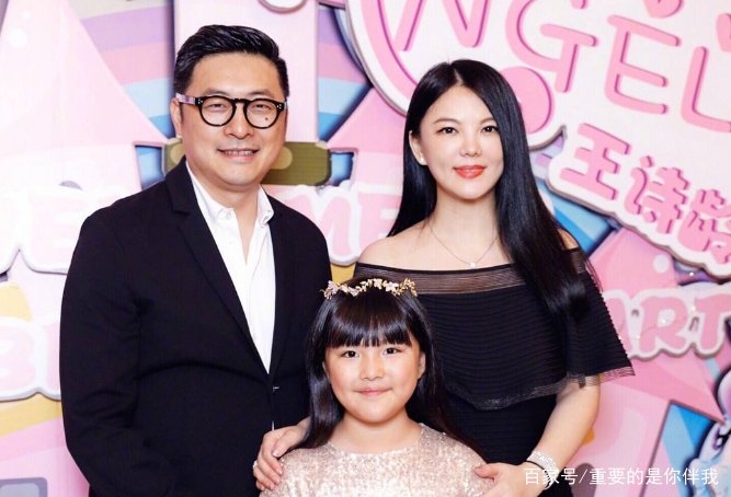 李湘晒与何炅23年前旧照，身材纤细修长，当初她是如何出圈的？