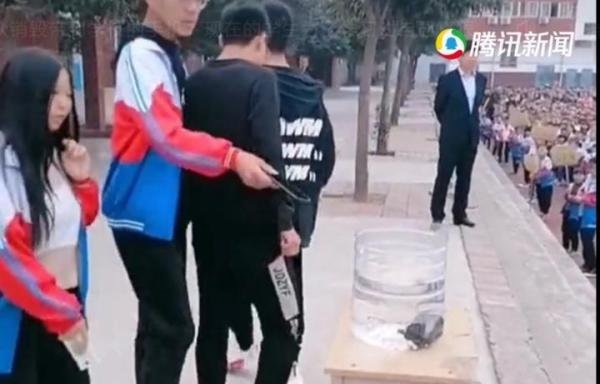 河南校方回应学生当众将手机丢水桶 事件，称家长十分支持
