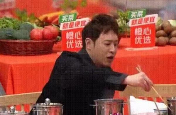 只有潘玮柏在后台认真吃火锅
