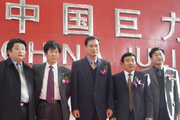 巨力集团家族成员包括哪些人？
