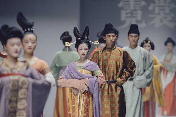 霓裳的拼音和意思