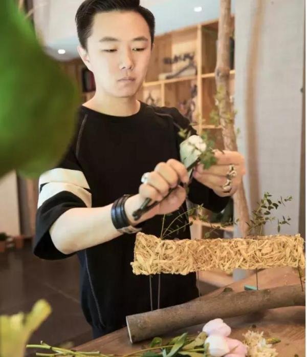 让王菲叹服的天才花艺师曹雪：曾辍学身无分文，一年剪掉十万枝花