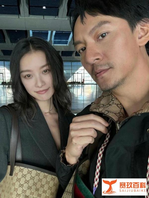张震倪妮机场相遇自拍留念,状态却迥然不同!