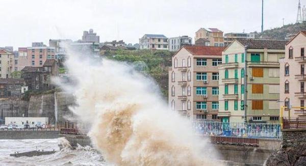 轩岚诺逼近 台州海岸边掀10米巨浪 这是咋情况？