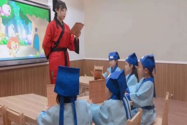比喻前方道路曲折艰难的诗句
