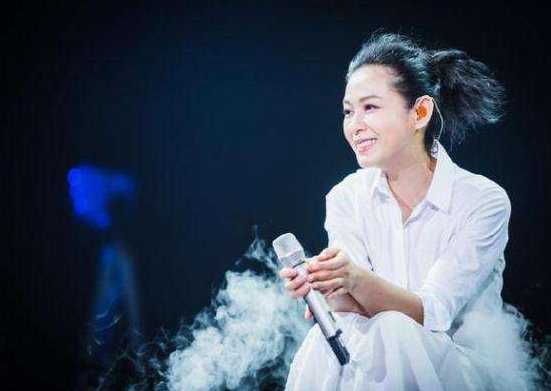 歌词：我从春天走来，你却在秋天离开......谁唱的