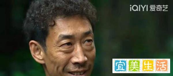 《狂飙》疯驴子走红后，与粉丝亲切合照，角色与实际年龄相差太远