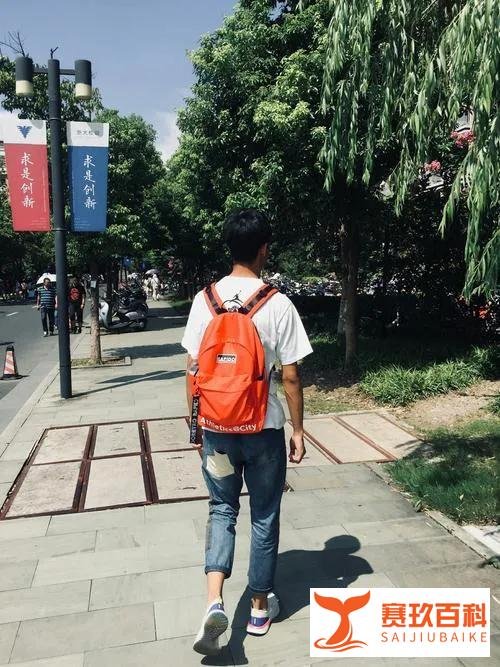 大三男生地铁出站后失联6天，背包和眼镜被发现，手机关机！