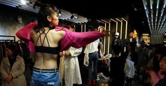 适合女生的创业项目：穿版模特月入万元，你也可以！