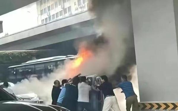 广州宝马侧翻起火后续,行车记录仪曝光,司机身份大白
