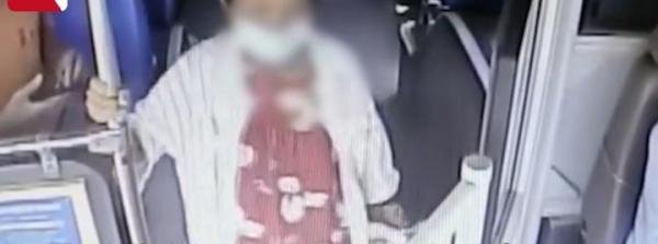 坏人老人？海南海口：大妈坐公交拒出健康码，被威胁要灭了司机